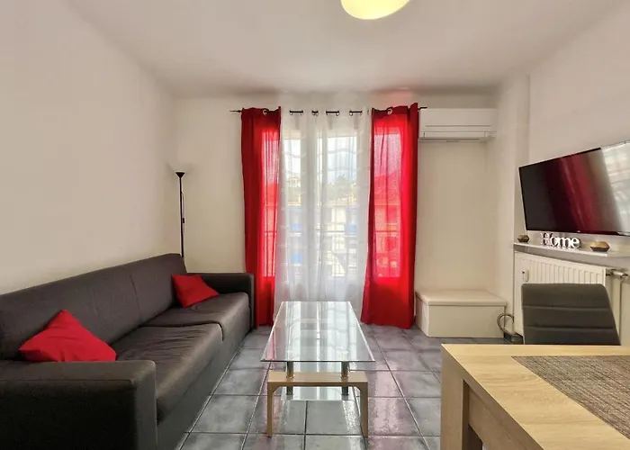 Luminous Cocoon Near The Апартаменти Сен-Рафаель